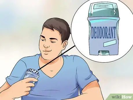 Нанесите стик-дезодорант Шаг 1