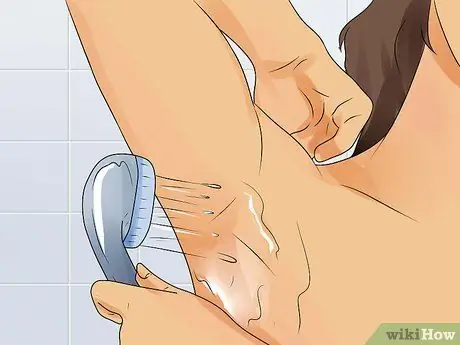 Нанесите стик-дезодорант Шаг 2