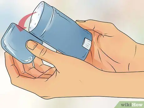 Нанесите стик-дезодорант Шаг 4