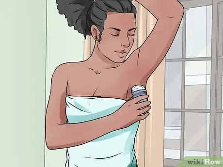 Нанесите стик-дезодорант Шаг 6