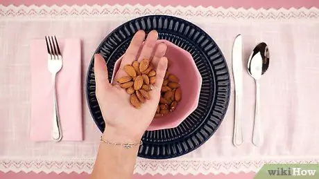 Ешьте небольшими порциями во время еды Шаг 14