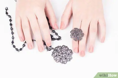 Чистка поддельных украшений, шаг 1