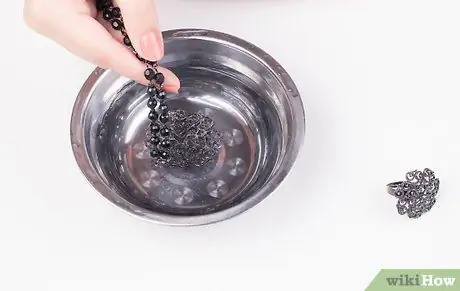 Чистка поддельных украшений Шаг 11