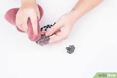 Чистка поддельных украшений Шаг 13