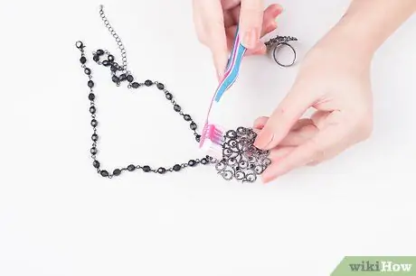 Чистка поддельных украшений, шаг 3