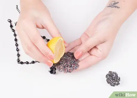 Чистка поддельных украшений, шаг 4