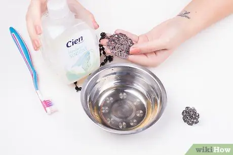 Чистка поддельных украшений Шаг 6