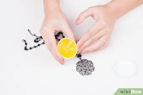 Чистка поддельных украшений Шаг 9