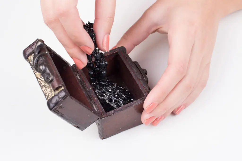 Как почистить поддельные украшения: 14 шагов (с изображениями)