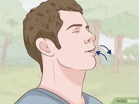 Выполните абдоминальное дыхание, шаг 1