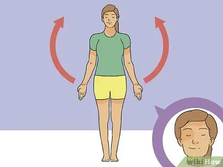 Выполняйте упражнения для плеч в йоге, шаг 1
