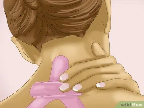 Используйте кинезиотейпы для снятия боли в шее Шаг 8