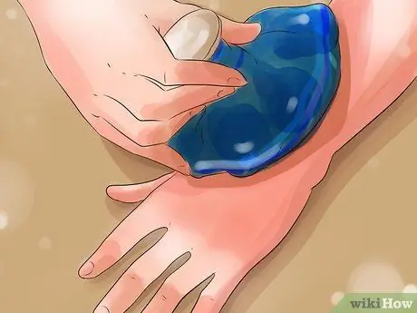 Лечить зудящую рану Шаг 1