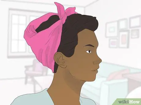 Скрывайте кожу головы при проборе тонких волос Шаг 10