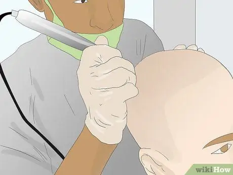 Скрывайте кожу головы при проборе тонких волос Шаг 11