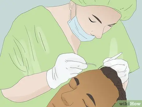 Скрывайте кожу головы при проборе тонких волос Шаг 12