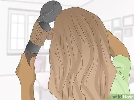 Скрывайте кожу головы при проборе тонких волос. Шаг 17