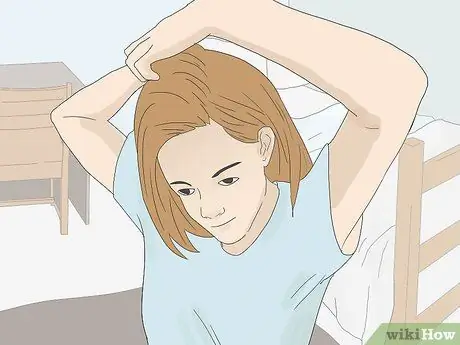 Скрывайте кожу головы при проборе тонких волос Шаг 7