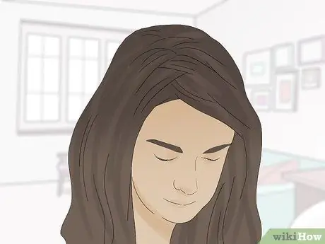 Скрывайте кожу головы при проборе тонких волос Шаг 8