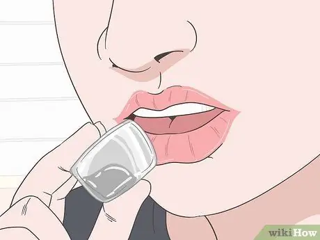 Уменьшить отек губ с помощью инъекций Шаг 4