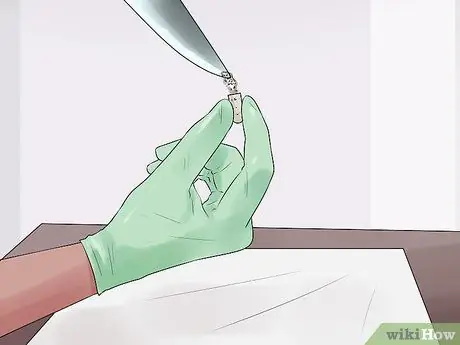 Вставьте суппозитории с борной кислотой Шаг 11