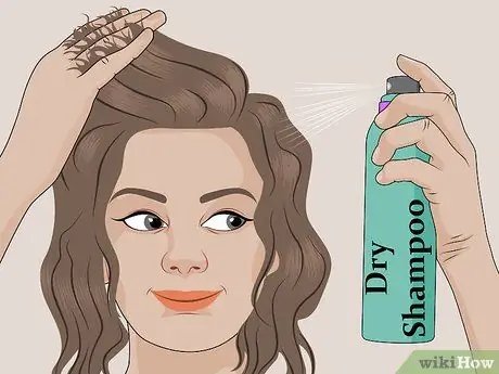 Придайте объем высушенным на воздухе волосам, шаг 2