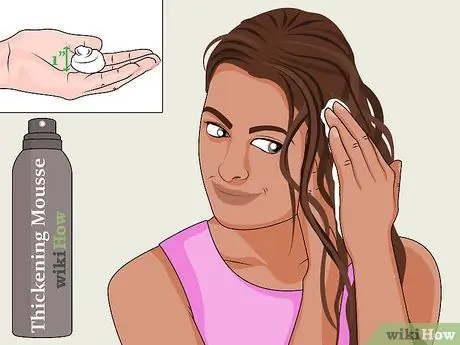 Придайте объем высушенным на воздухе волосам Шаг 4