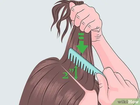 Придайте объем высушенным на воздухе волосам Шаг 7