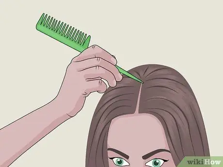 Придайте объем высушенным на воздухе волосам Шаг 8