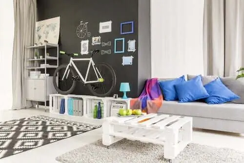 Как украсить гостиную с помощью поддонов