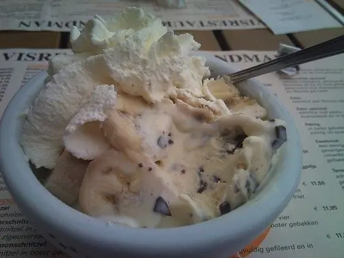 Мороженое со взбитыми сливками