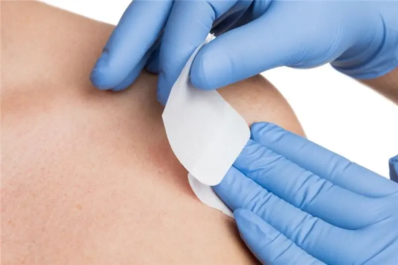 Приклеивание пластыря