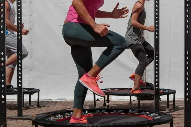 Занятие фитнесом с прыжками