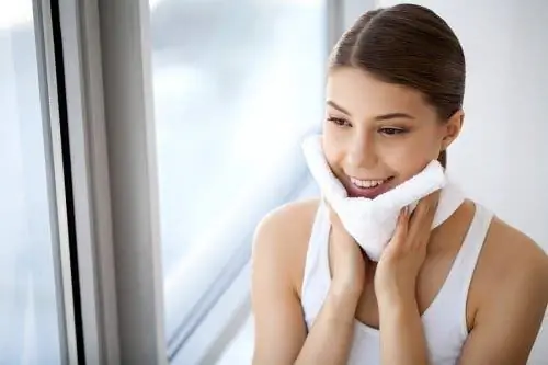 Женщина только что умылась