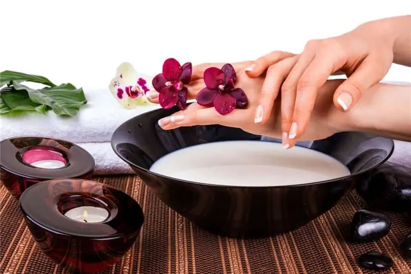 Руки и пахтовая маска