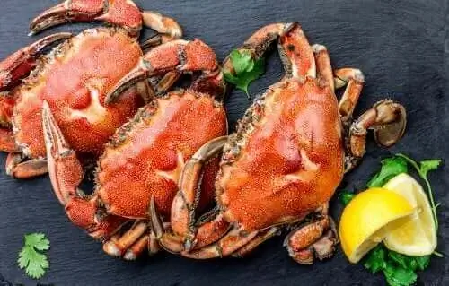 Три красных краба