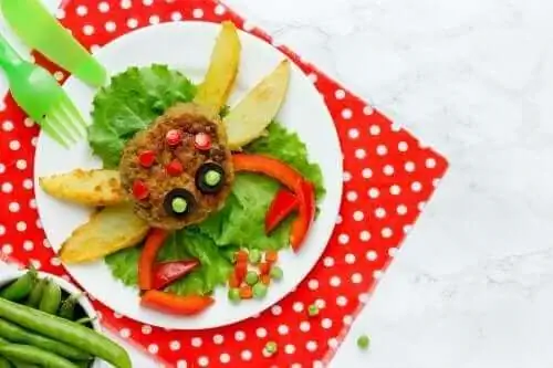 Украшенный крабовый пирог на тарелке