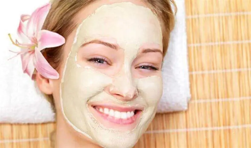 Улыбающаяся женщина с маской на лице