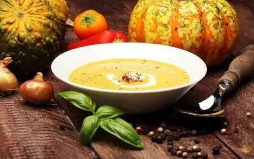 тарелка с тыквенным кремом