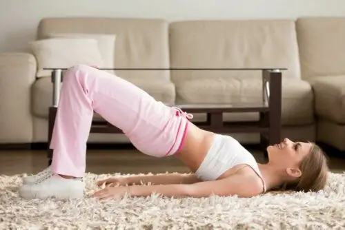 Женщина делает мост