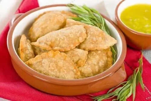 Маленькие блинчики с мясом в тапас-тарелке Маленькие блинчики с мясом в тапас-тарелке