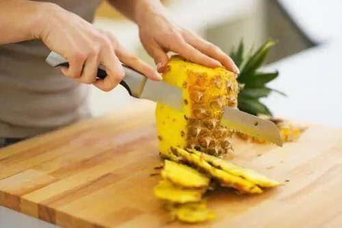 Разрезать ананас Разрезать ананас
