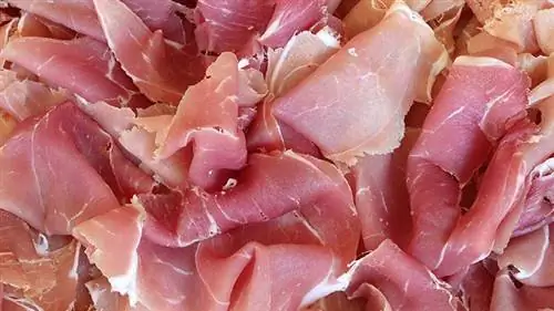 нарезанное обеденное мясо