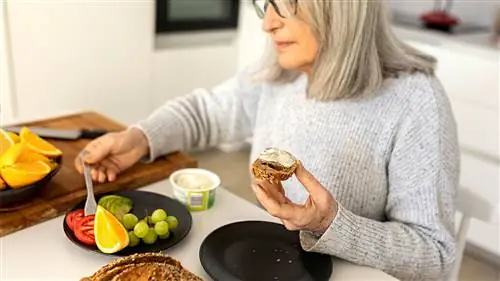 женщина завтракает дома