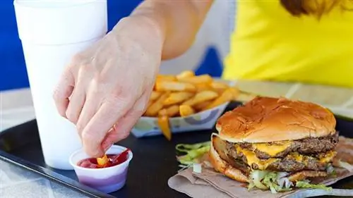Многие взрослые американцы ежедневно едят фаст-фуд - вот почему это проблема