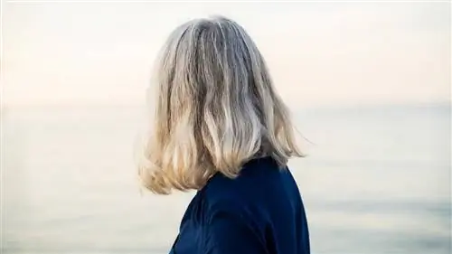 женщина в возрасте 60 лет с когнитивным расстройством посттравматического стрессового расстройства