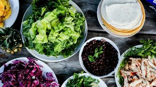 He althy-Meals-With-EPI-03-722x406салат тако в мисках, ананас, фиолетовая капуста, романо, черная фасоль, курица, лепешки