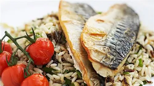 филе рыбы на диком рисе с запеченным помидором