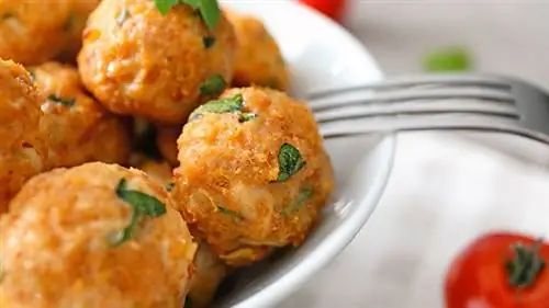 тарелка фрикаделек из индейки с зеленью