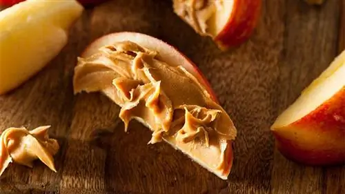 кусочки яблока с арахисовым маслом